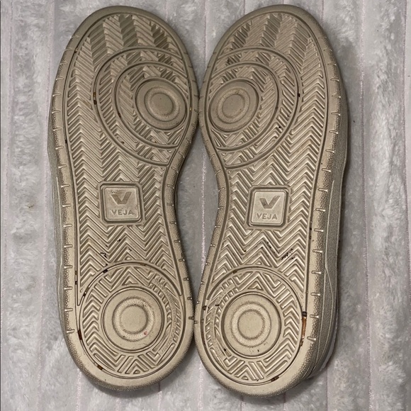 Veja Sneakers | Size 7 Women - Picture 6 of 7